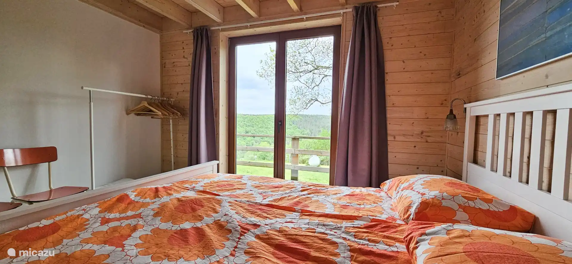 Schlafzimmer 5 im Erdgeschoss mit Terrassentüren zur Terrasse im Nebengebäude