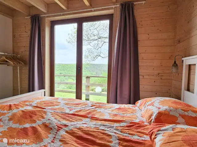 Ardennes Grande terrasse WIFI Vue | Belgique, Ardennes, Villers-Sainte-Gertrude - maison de vacances Chambre 5 au rez-de-chaussée avec portes-fenêtres donnant sur la terrasse dans le bâtiment annexe