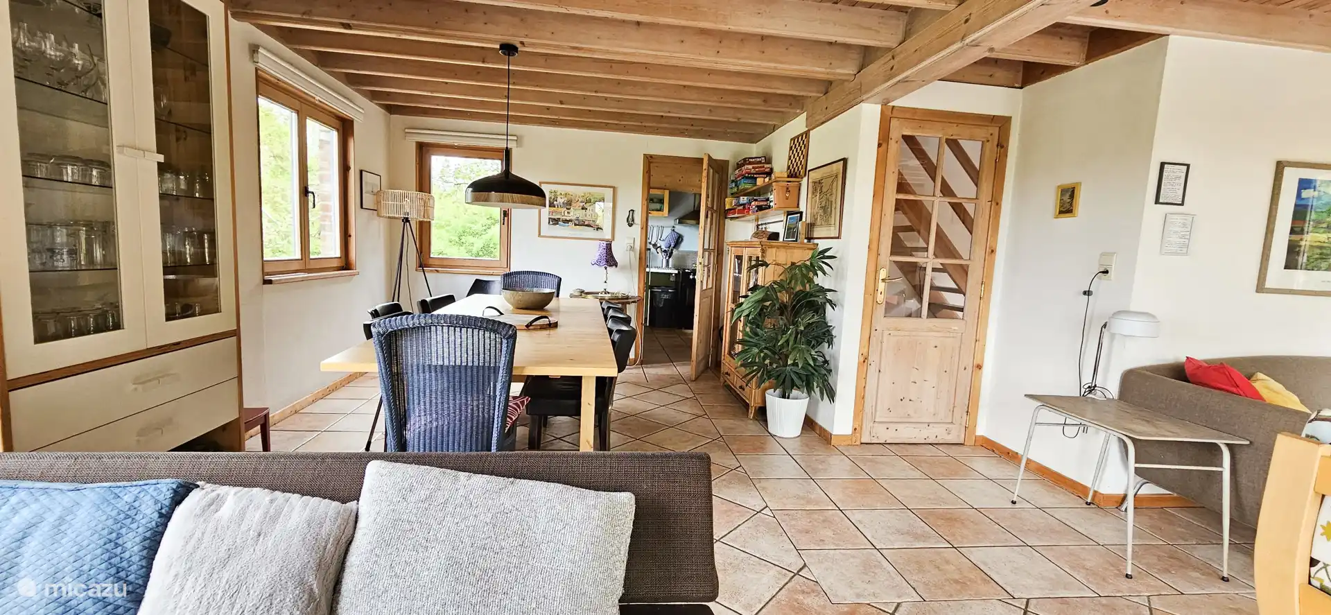 Großer Esstisch mit extra Stühlen n.n.