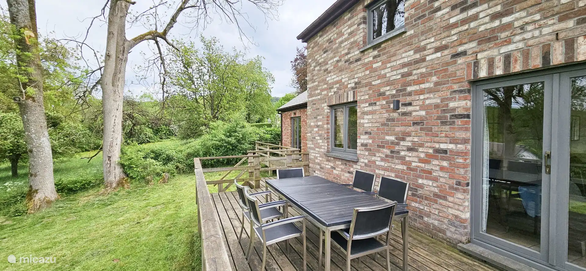 Großzügige Terrasse mit Esstisch 