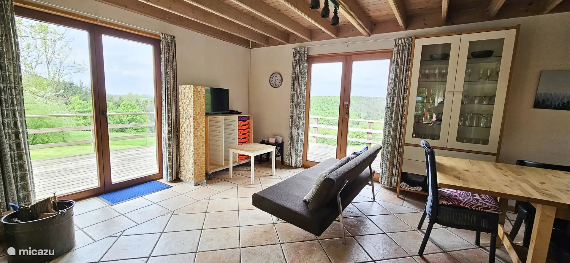 Smart-TV und viele Fenster mit Aussicht