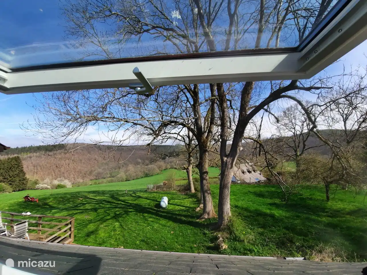 Blick vom Schlafzimmer auf das Loft im Nebengebäude