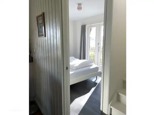 Pake's Hûs huren in Nederland, Friesland, Oudemirdum - vakantiehuis doorkijkje vanuit de woonkamer naar de vernieuwde slaapkamer, rechts de trapopgang