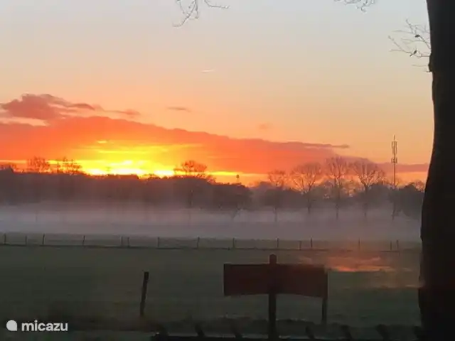 Pake's Hûs huren in Nederland, Friesland, Oudemirdum - vakantiehuis zonsopgang. uitzicht over de velden