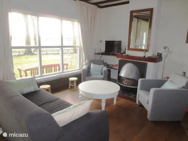 Pake's Hûs huren in Nederland, Friesland, Oudemirdum - vakantiehuis woonkamer met sfeerhaard, er is ook CV