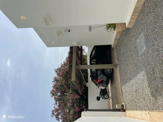 Privater überdachter Parkplatz. 