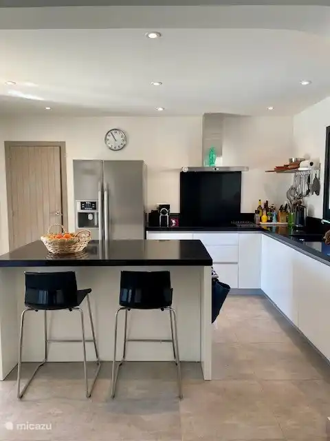 Eine sehr gut ausgestattete Küche mit amerikanischem Kühlschrank inkl. Gefrierfach, Weinkühler, Cerankochfeld, Geschirrspüler, Backofen, Mikrowelle und Nespresso.