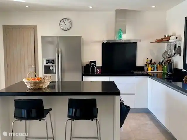 Viva la Vida in Moraira huren in Spanje, Costa Blanca, Benissa - vakantiehuis Een zeer goed uitgeruste keuken met Amerikaanse koelkast incl. vriezer, wijnkoeler, keramische kookplaat, vaatwasser, oven, magnetron en Nespresso.