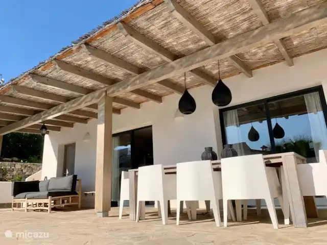 Viva la Vida in Moraira huren in Spanje, Costa Blanca, Benissa - vakantiehuis Ons heerlijk overdekt terras, waar je tot laat in de avond kan vertoeven. Het bankje is mijn favoriete plek, iedere ochtend start daar mijn dag met een kopje koffie.