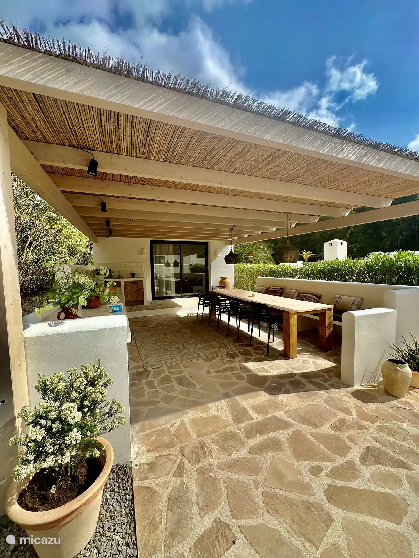 Der großzügige Esstisch, ideal für schöne Abende. Es ist ein wunderbarer Ort, um den Tag mit den Lieben Revue passieren zu lassen.