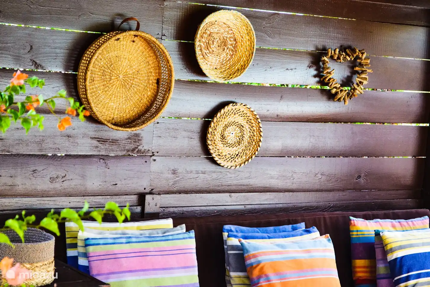 Sofás lounge en la piscina.