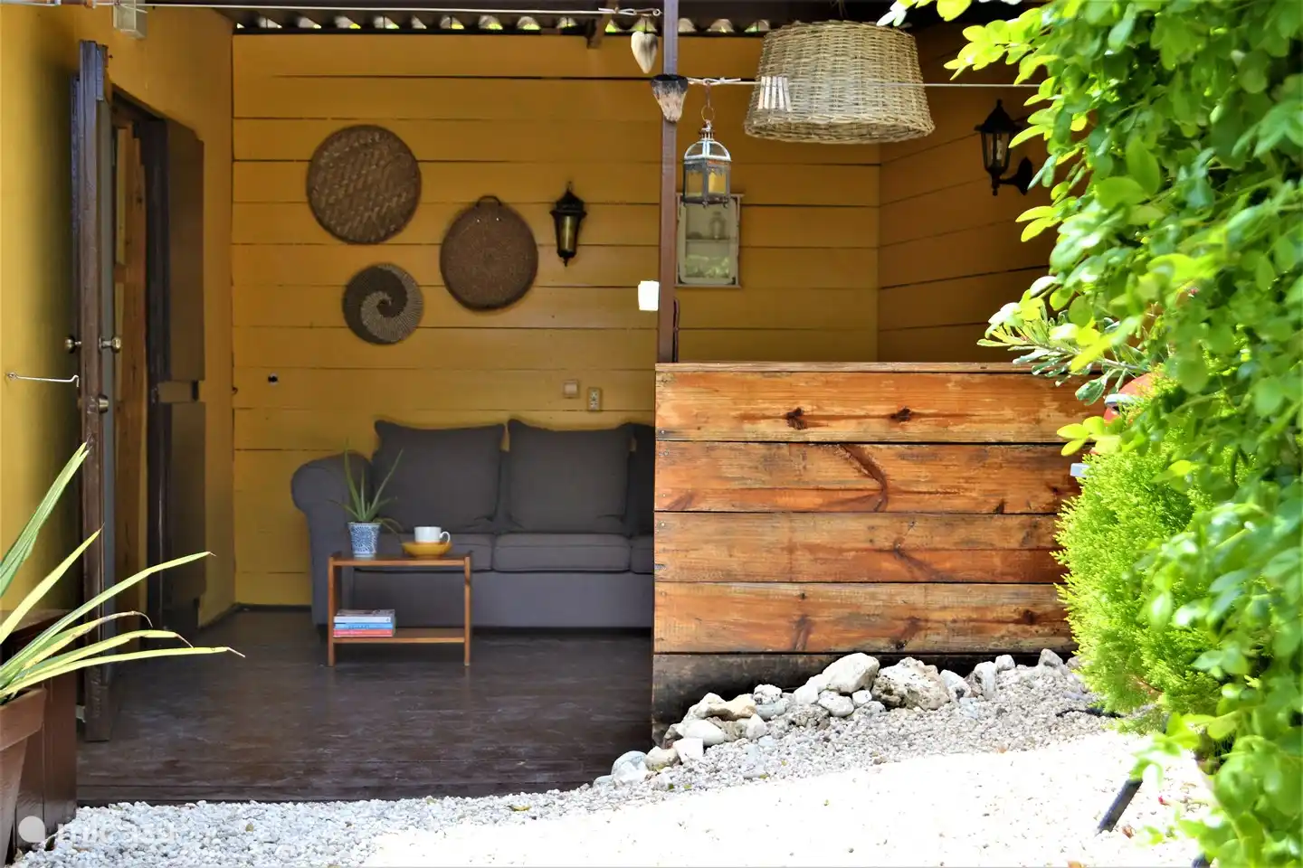 El Outdoor Living Studio tiene una acogedora terraza a la sombra, con sofá lounge, mesa de comedor y BGQ.