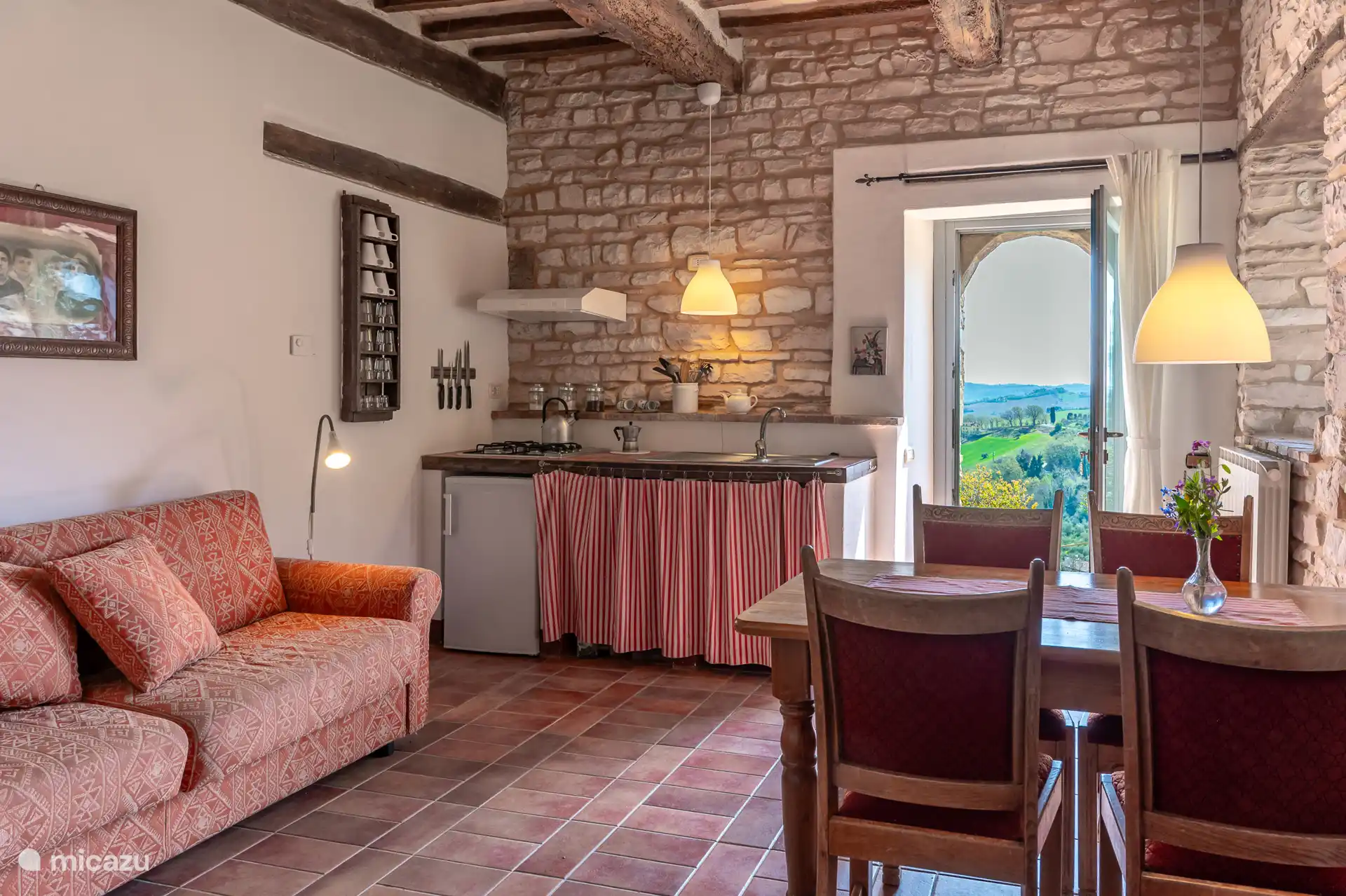 Een uitzicht om voor op te staan. De woonkamer van Melograno kijkt uit over de prachtige heuvels van Le Marche. Jouw dagelijkse decor tijdens je verblijf. 