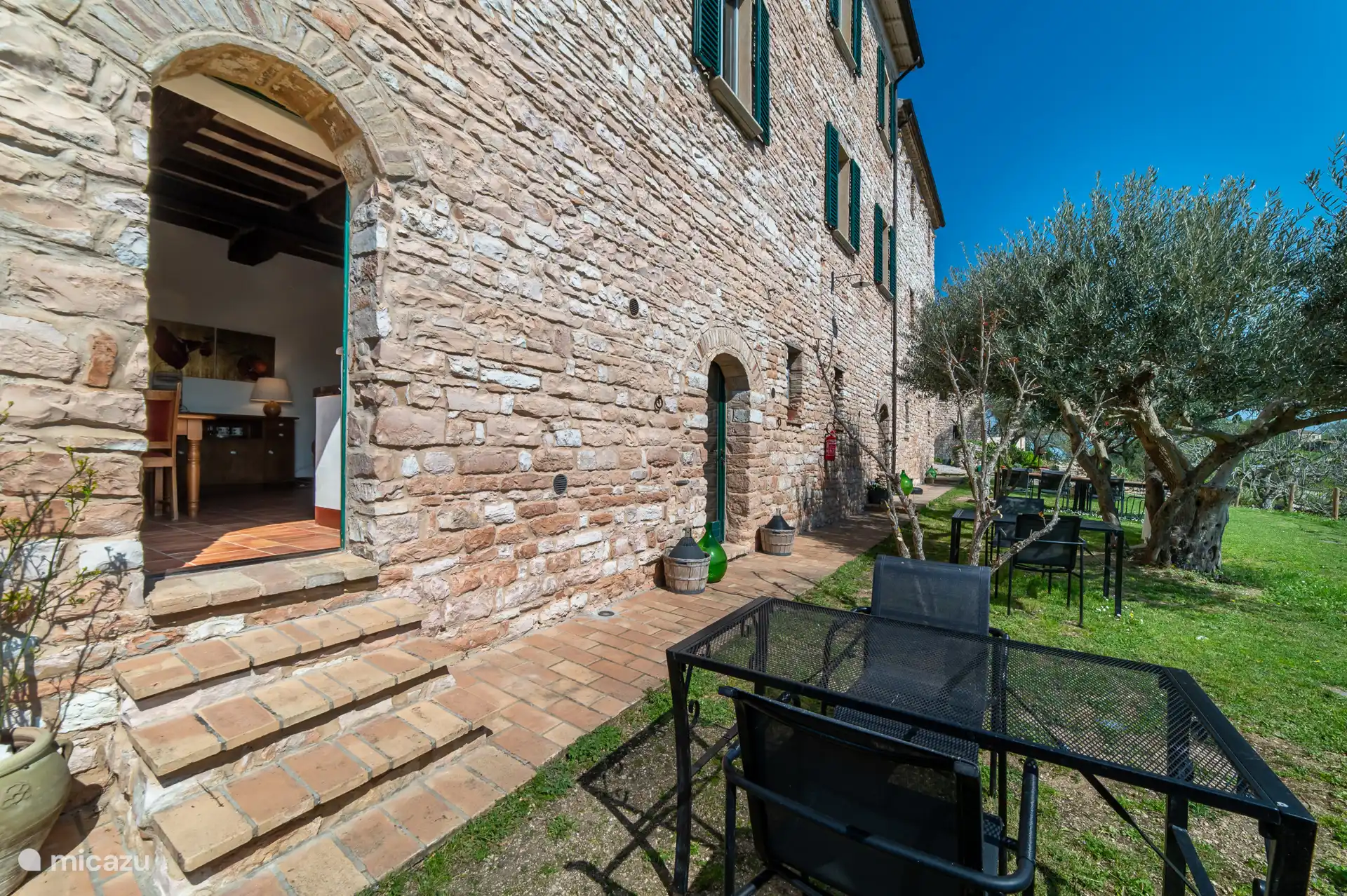 Welkom bij Melograno. Jouw Privé ingang bij Borgo Belfiore, omgeven door eeuwenoude stenen muren, olijfbomen en de rust van het het Italiaanse platteland. 