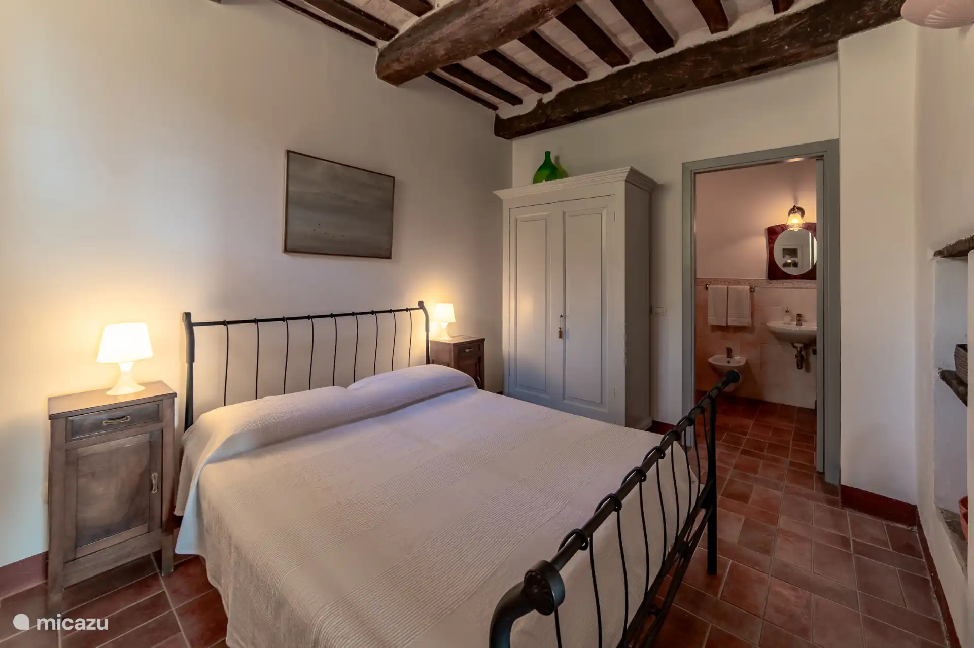 De slaapkamer van Melograno met directe toegang tot de en-suite badkamer. Alles binnen handbereik voor een comfortabel verblijf. 