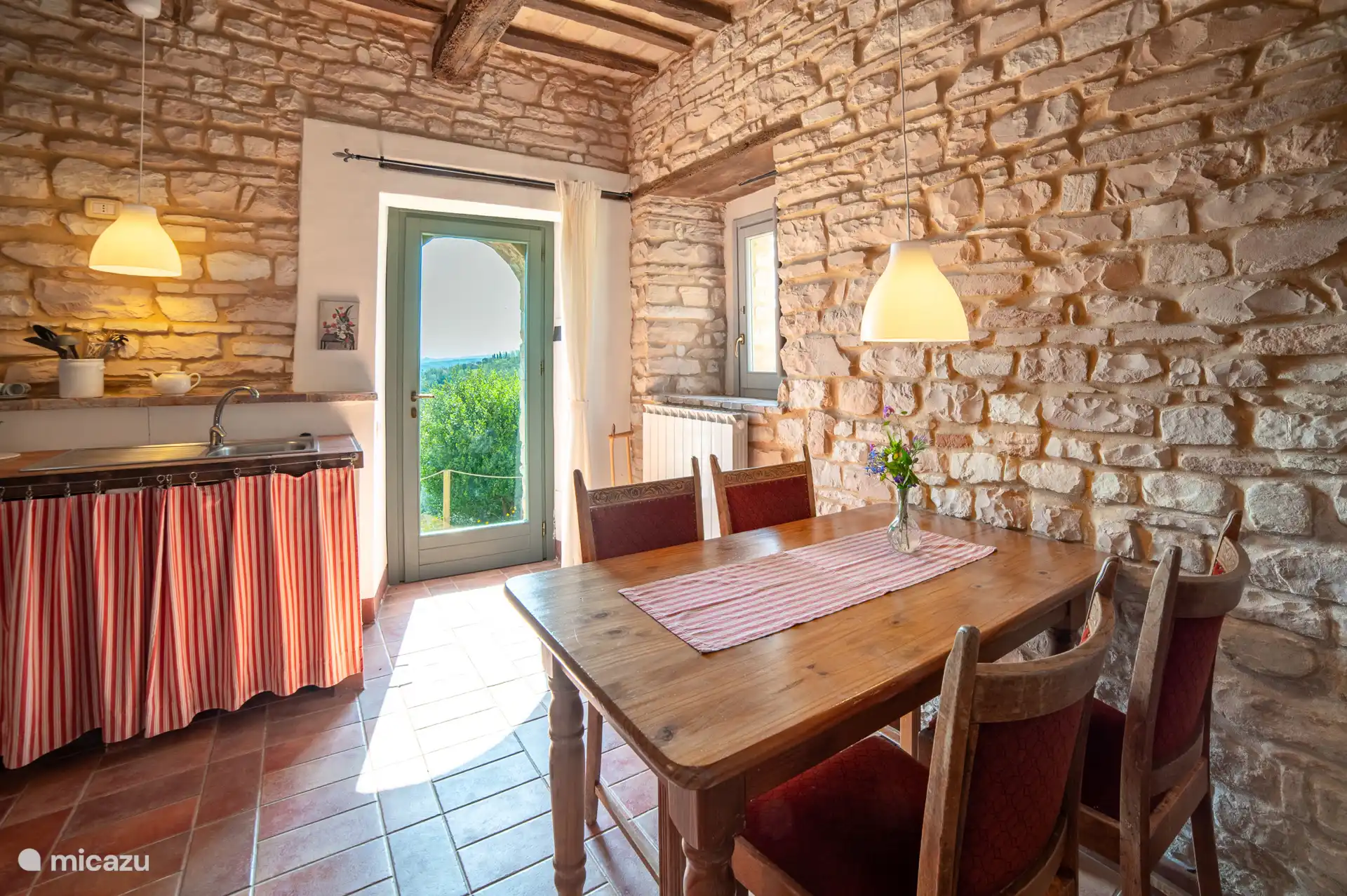 Genieten aan tafel met uitzicht op het Italiaanse landschap. De eetkamer van Melograno nodigt uit om te tafelen, te ontspannen en de schoonheid van Le Marche te ervaren.
