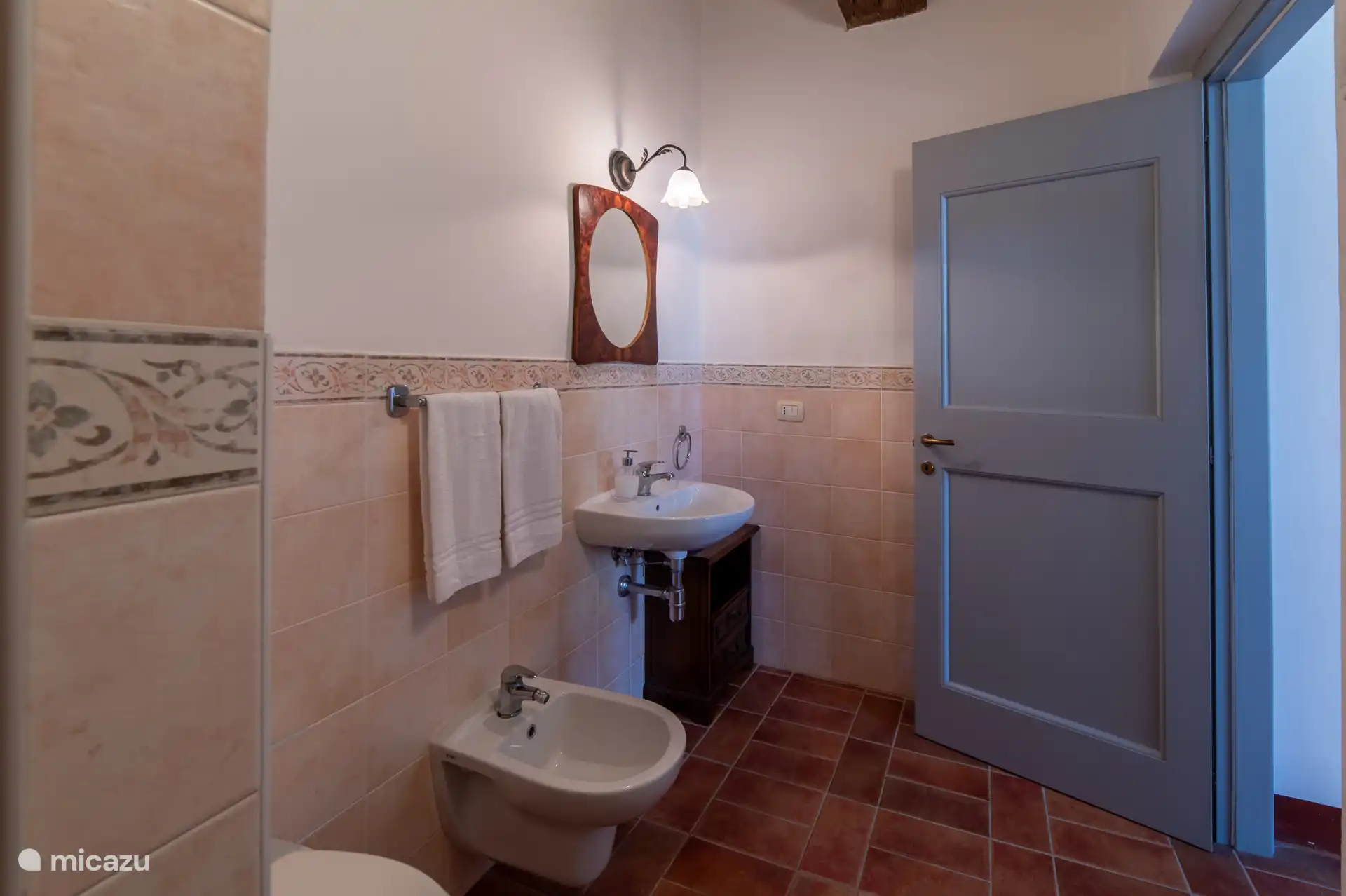Karakter in elk hoekje. De badkamer van Melograno combineert vintage charme met modern comfort.