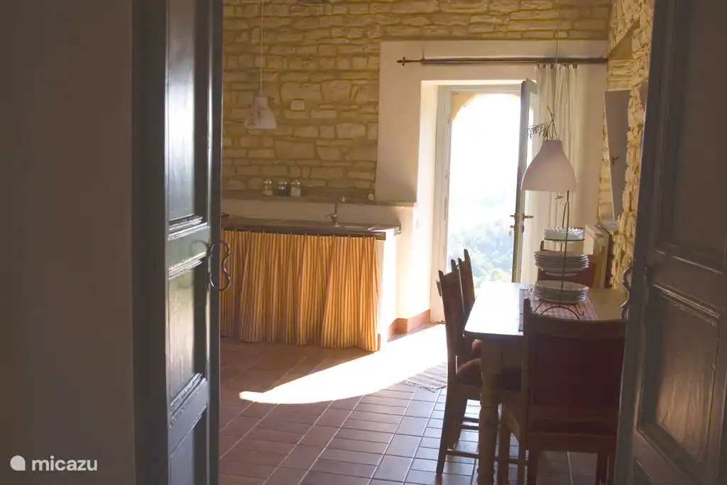 Salon avec terrasse devant la porte et superbes vues