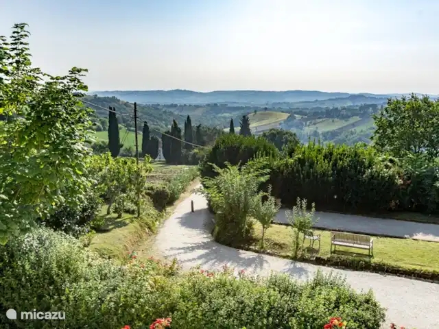 Fietsen, Italië, Marche, Arcevia, appartement Iris Jeux des boules op Belfiore