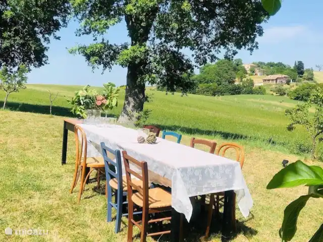 Fietsen, Italië, Marche, Arcevia, appartement Iris Eten in de tuin