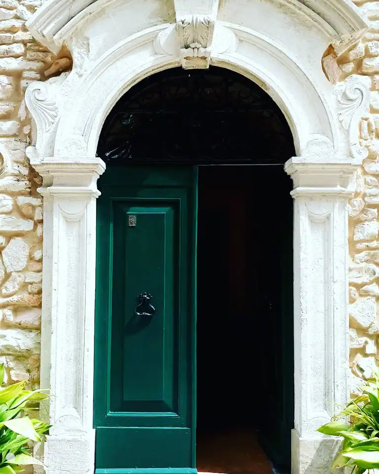 Entrada a la villa y apartamento Iris.