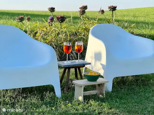Fietsen, Italië, Marche, Arcevia, appartement Iris Aperitivo in de tuin