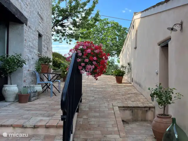 Fietsen, Italië, Marche, Arcevia, appartement Iris Straatje naar het restaurant en het zwembad