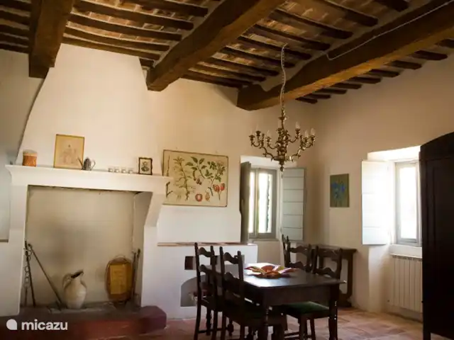 Fietsen, Italië, Marche, Arcevia, appartement Iris woonkamer met dubbele slaapbank,  open keuken en eettafel