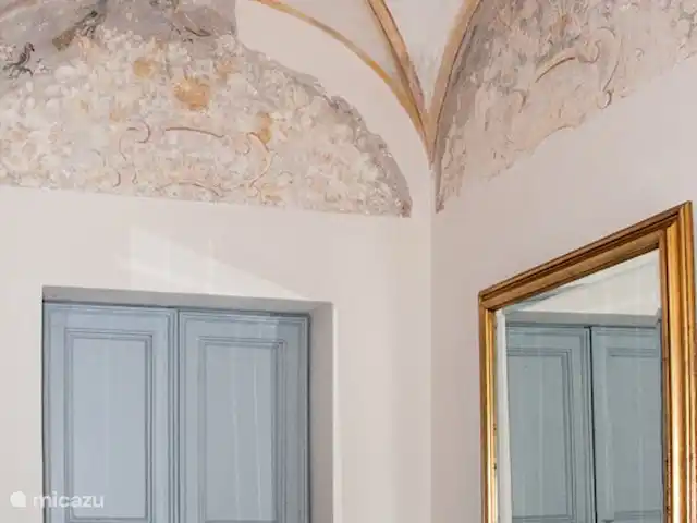 Fietsen, Italië, Marche, Arcevia, appartement Iris De met fresco's beschilderde hal in de villa