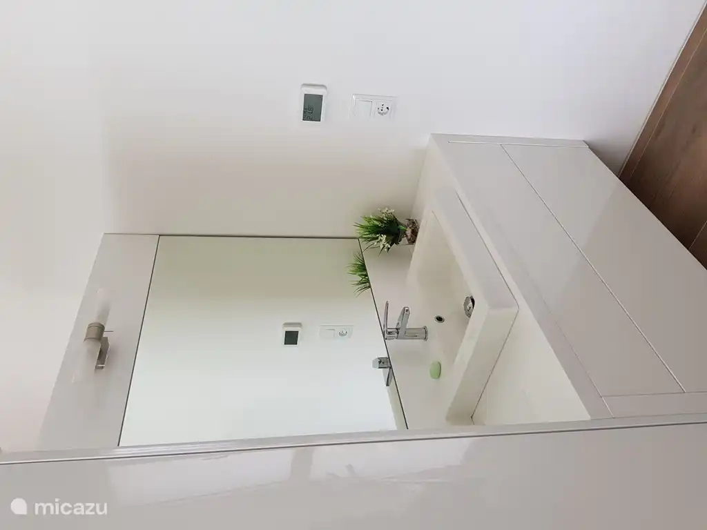 Badkamermeubel , discreet opgesteld.