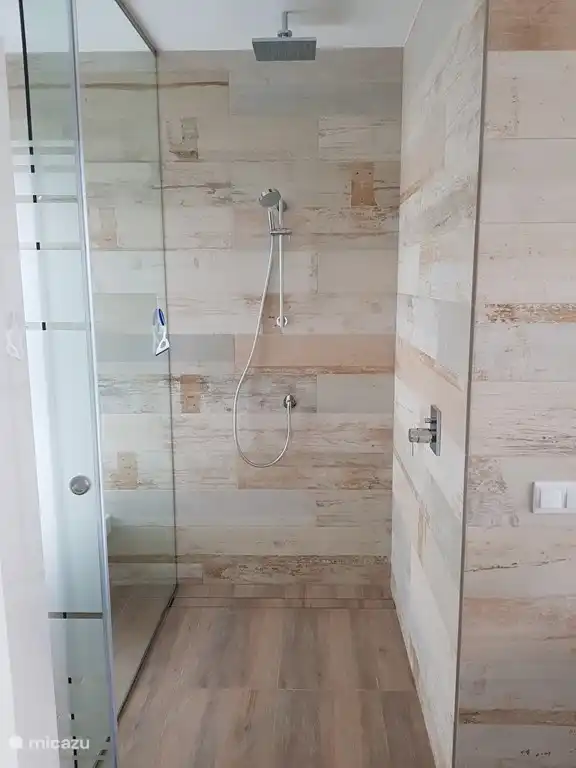 Regendouche in de master bedroom.