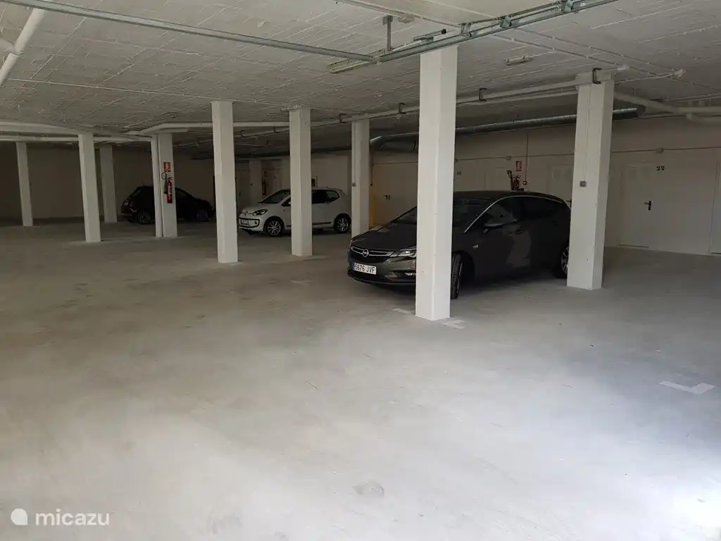 Persoonlijke parking onderaan het gebouw met rechtstreekse toegang tot het appartement.