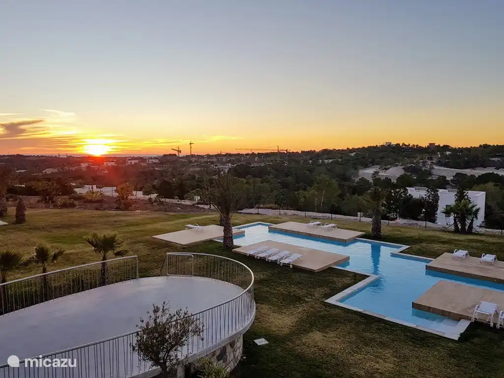 Opkomende zon vanaf het terras.