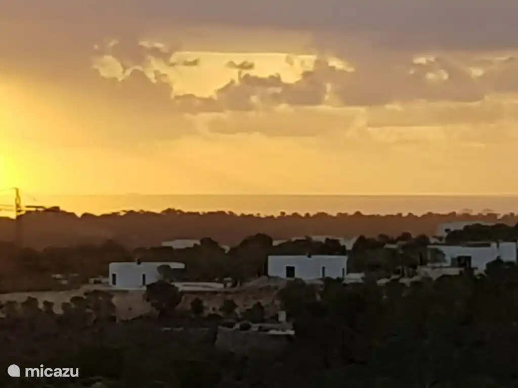 Opkomende zon vanaf het terras.