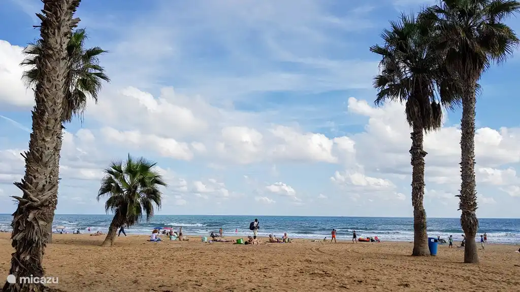 Strand aan de Middellandse zee.