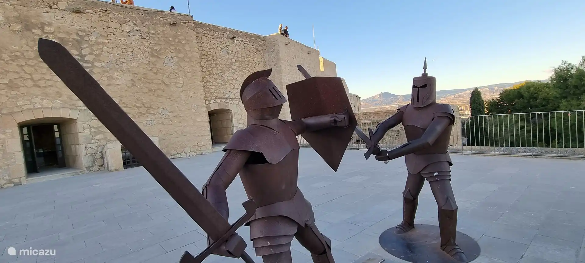 Strijdende ridders op het Castillo de Santa Bárbara te Alicante, echt de moeite waard om te bezoeken 