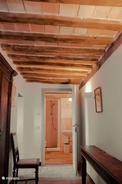 vista del baño desde el pasillo