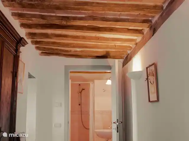 appartement huren in Italië, Marche, Arcevia – Ginestra zicht op de badkamer vanuit de hal