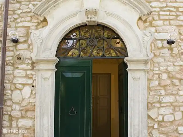 appartement huren in Italië, Marche, Arcevia – Ginestra voordeur Villa Belfiore en Ginestra