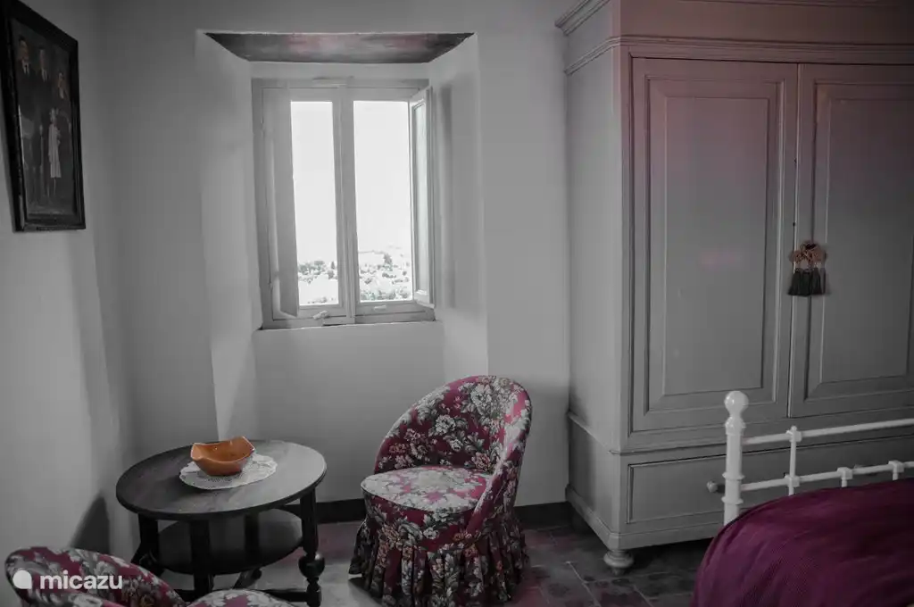 dormitorio con cama doble y armario