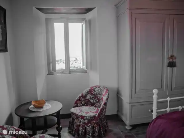 appartement huren in Italië, Marche, Arcevia – Ginestra slaapkamer met dubbel bed en hangkast