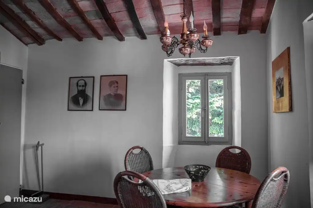 mesa de comedor en la cocina/comedor