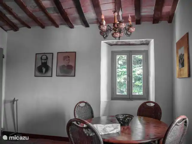 appartement huren in Italië, Marche, Arcevia – Ginestra eettafel in de woonkeuken