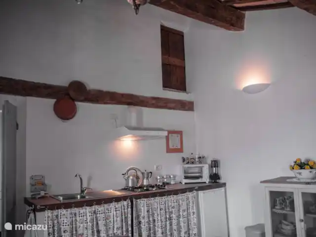 appartement huren in Italië, Marche, Arcevia – Ginestra aanrecht in de woonkeuken
