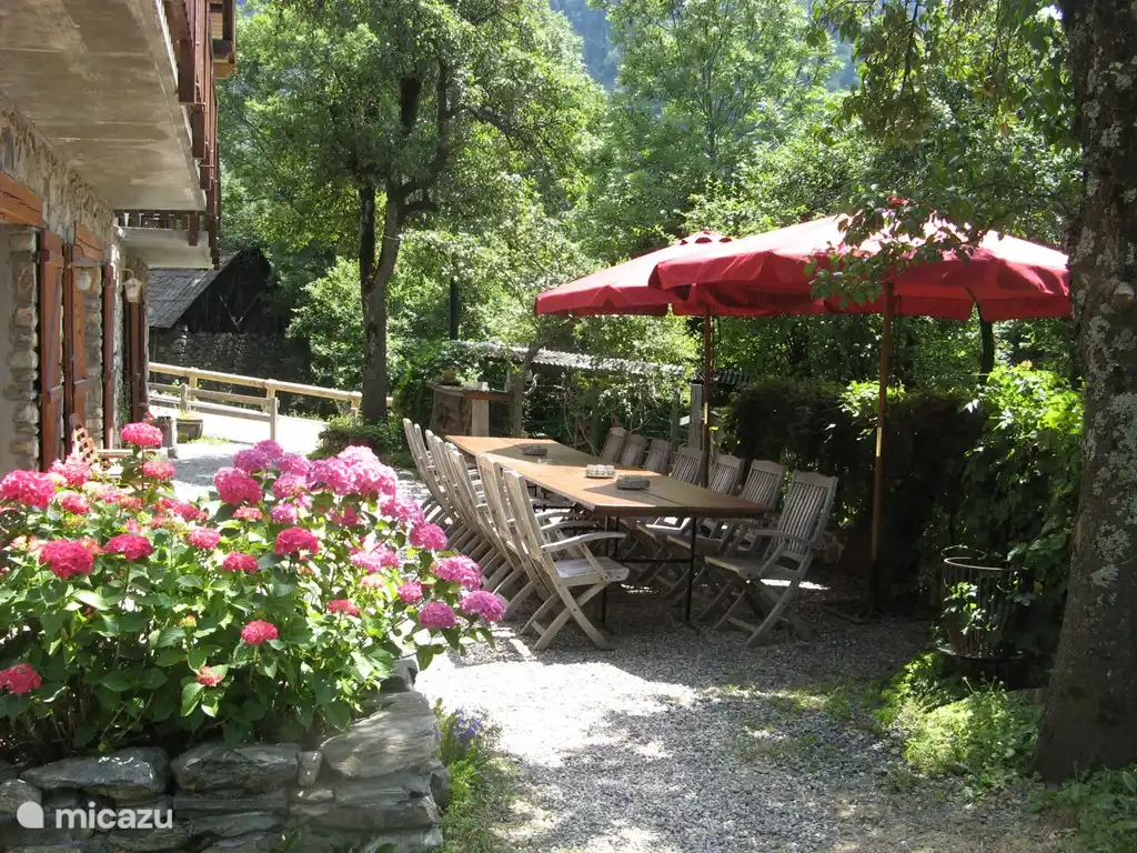 Le jardin avec grande table à manger