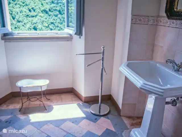 appartement huren in Italië, Marche, Arcevia – Rosa Ruime badkamer met uitzicht