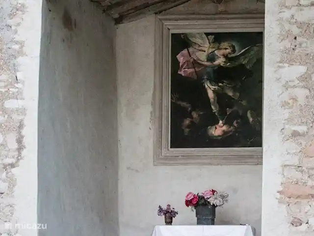 appartement huren in Italië, Marche, Arcevia – Rosa Kapel op de parkeerplaats