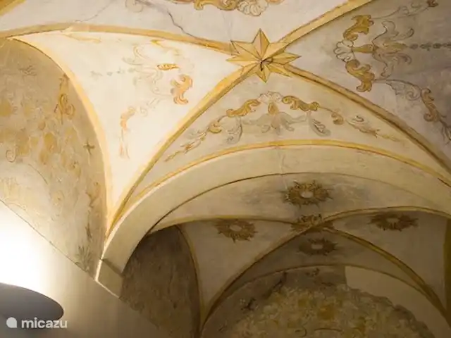 appartement huren in Italië, Marche, Arcevia – Rosa De met fresco's beschilderde hal Villa Belfiore