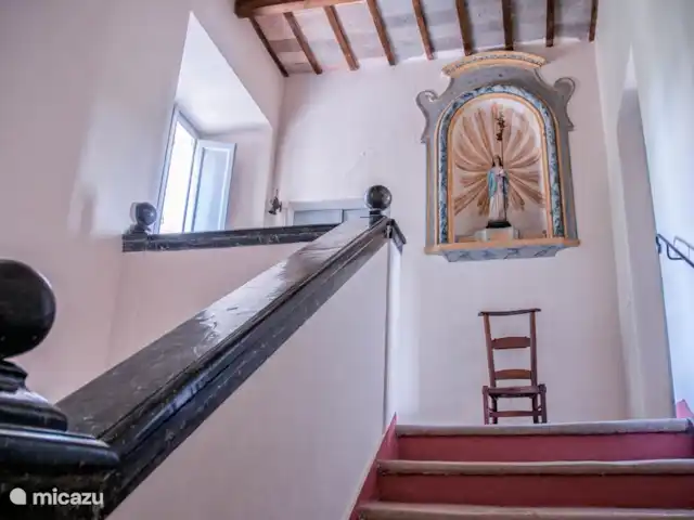 appartement huren in Italië, Marche, Arcevia – Rosa Historisch trappenhuis Villa Belfiore