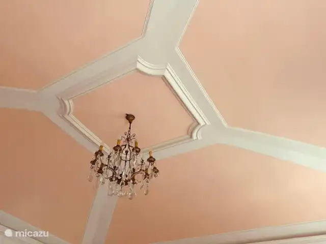 appartement huren in Italië, Marche, Arcevia – Rosa Plafond in de woonkamer